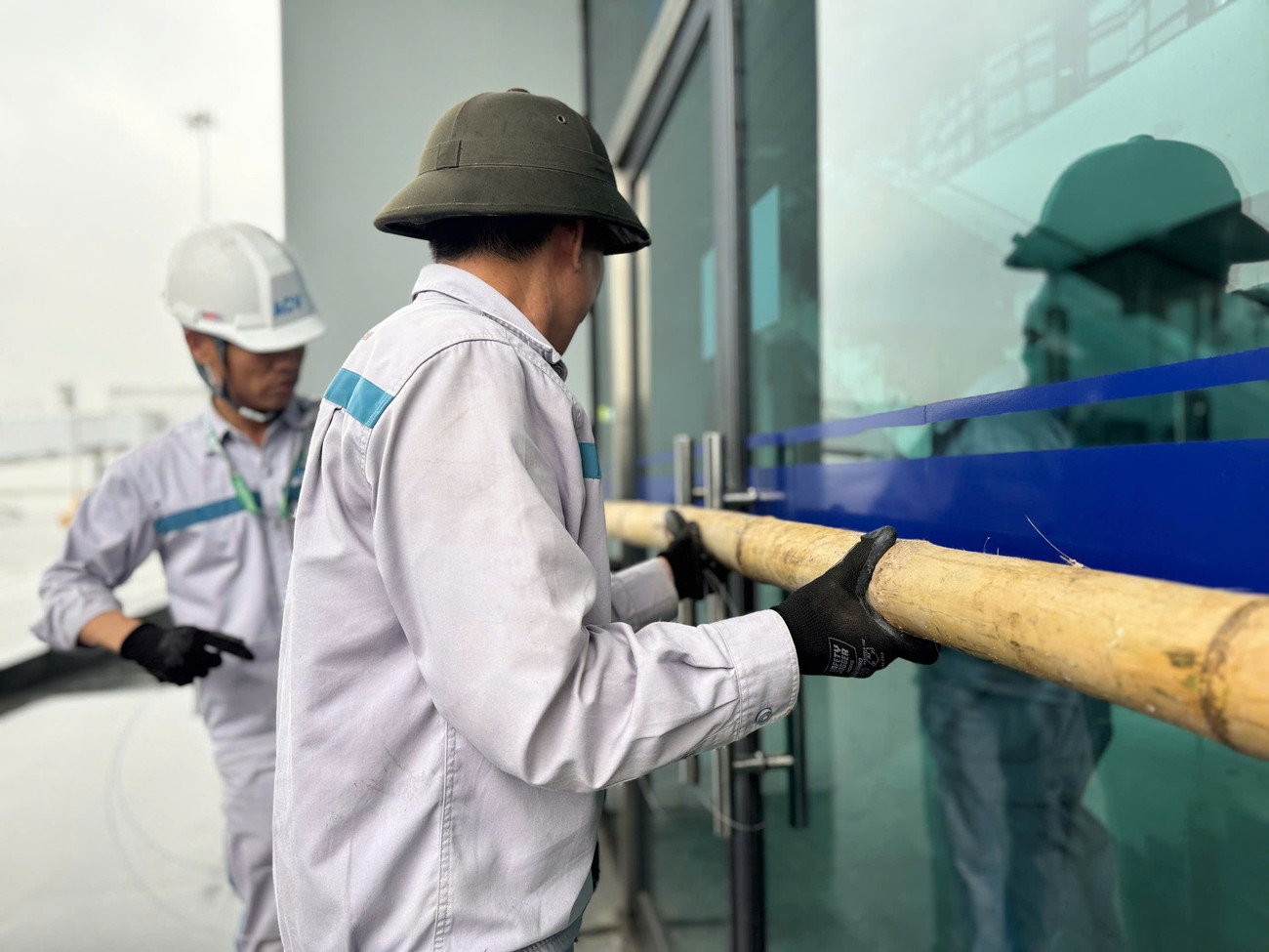 Cận cảnh chằng néo máy bay 'chạy bão'- Ảnh 14. Cận cảnh chằng néo máy bay 'chạy bão'- Ảnh 14.