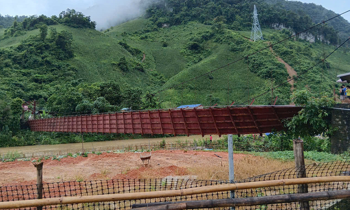 Điện Biên: Cầu treo đứt cáp, xe chở cán bộ xã đi chống bão rơi xuống sông- Ảnh 1. Điện Biên: Cầu treo đứt cáp, xe chở cán bộ xã đi chống bão rơi xuống sông- Ảnh 1.