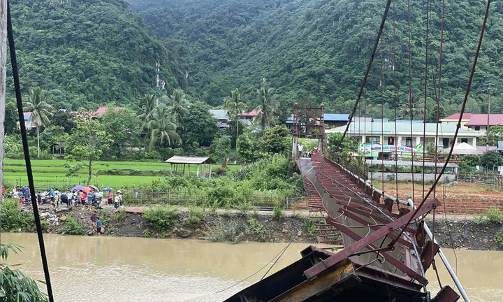 Điện Biên: Cầu treo đứt cáp, xe chở cán bộ xã đi chống bão rơi xuống sông- Ảnh 2. Điện Biên: Cầu treo đứt cáp, xe chở cán bộ xã đi chống bão rơi xuống sông- Ảnh 2.