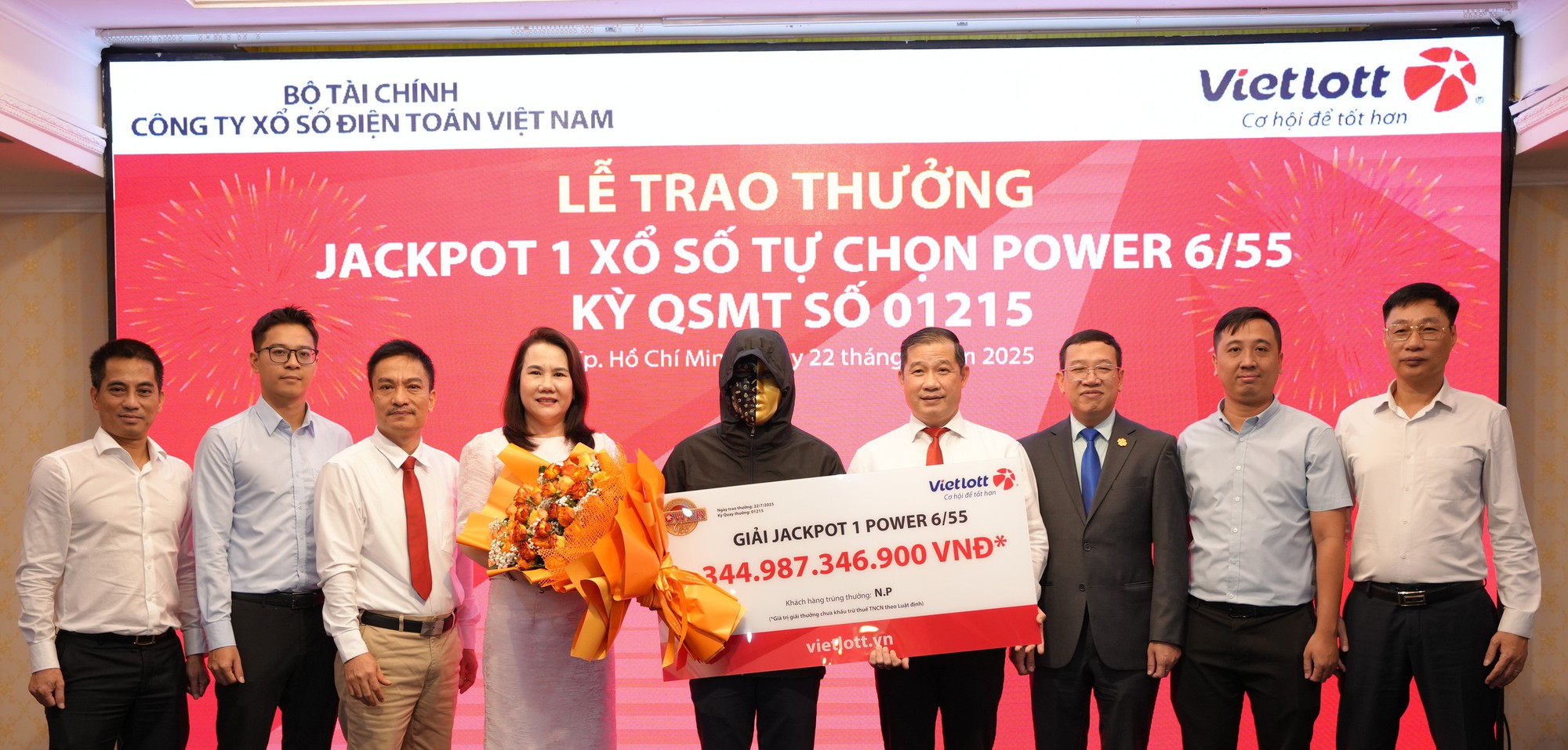 Vợ của người trúng hơn 344 tỷ của Vietlott: "Mình cảm thấy rất vui vì chồng đã trúng giải thưởng lớn, nhưng vui nhiều hơn khi anh chia sẻ thông tin đó với mình"- Ảnh 1.