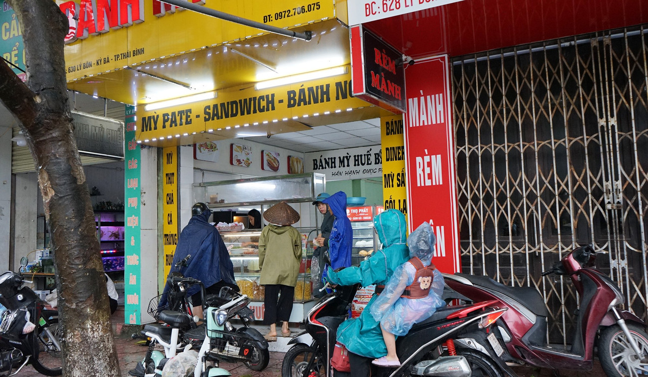 Mực nước sông Trà Lý, sông Hồng dâng cao từng giờ, người dân Hưng Yên đắp bờ chống ngập- Ảnh 2. Mực nước sông Trà Lý, sông Hồng dâng cao từng giờ, người dân Hưng Yên đắp bờ chống ngập- Ảnh 2.