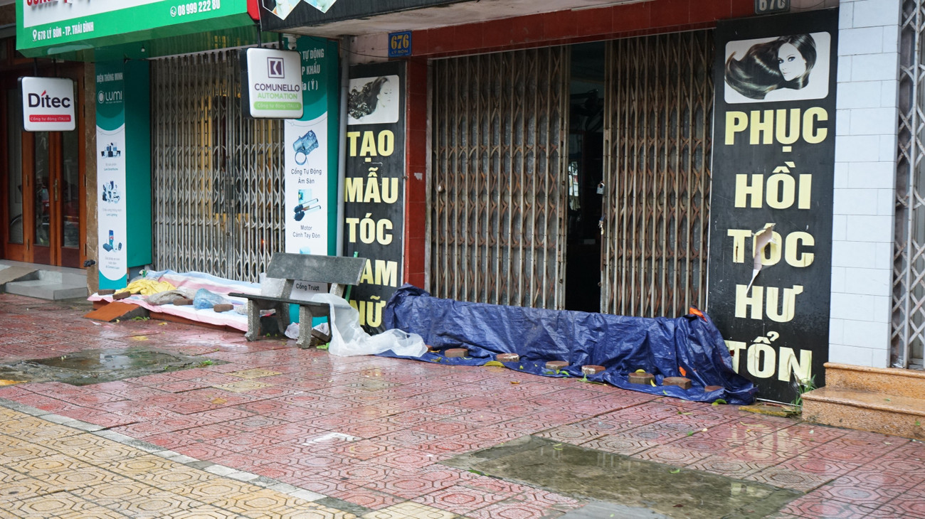 Mực nước sông Trà Lý, sông Hồng dâng cao từng giờ, người dân Hưng Yên đắp bờ chống ngập- Ảnh 3. Mực nước sông Trà Lý, sông Hồng dâng cao từng giờ, người dân Hưng Yên đắp bờ chống ngập- Ảnh 3.