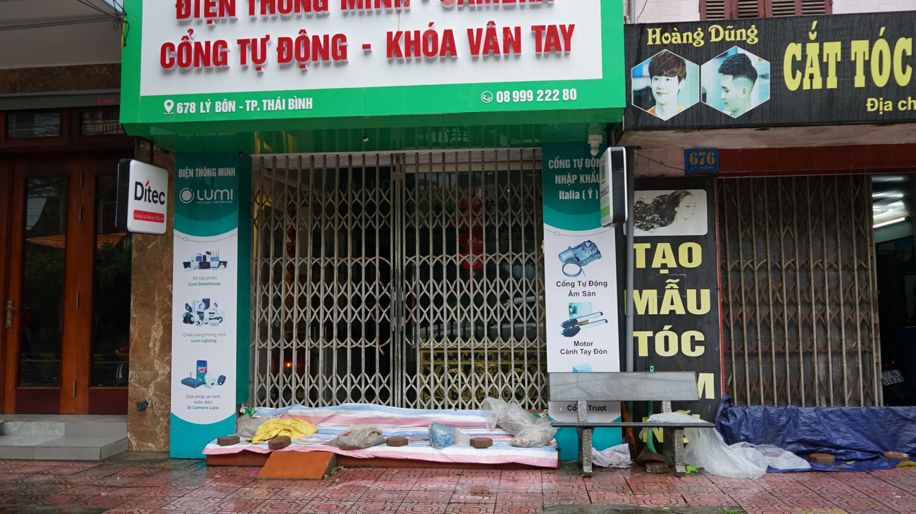 Mực nước sông Trà Lý, sông Hồng dâng cao từng giờ, người dân Hưng Yên đắp bờ chống ngập- Ảnh 8. Mực nước sông Trà Lý, sông Hồng dâng cao từng giờ, người dân Hưng Yên đắp bờ chống ngập- Ảnh 8.