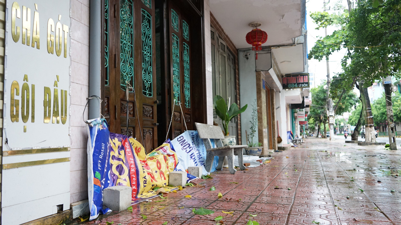 Mực nước sông Trà Lý, sông Hồng dâng cao từng giờ, người dân Hưng Yên đắp bờ chống ngập- Ảnh 9. Mực nước sông Trà Lý, sông Hồng dâng cao từng giờ, người dân Hưng Yên đắp bờ chống ngập- Ảnh 9.
