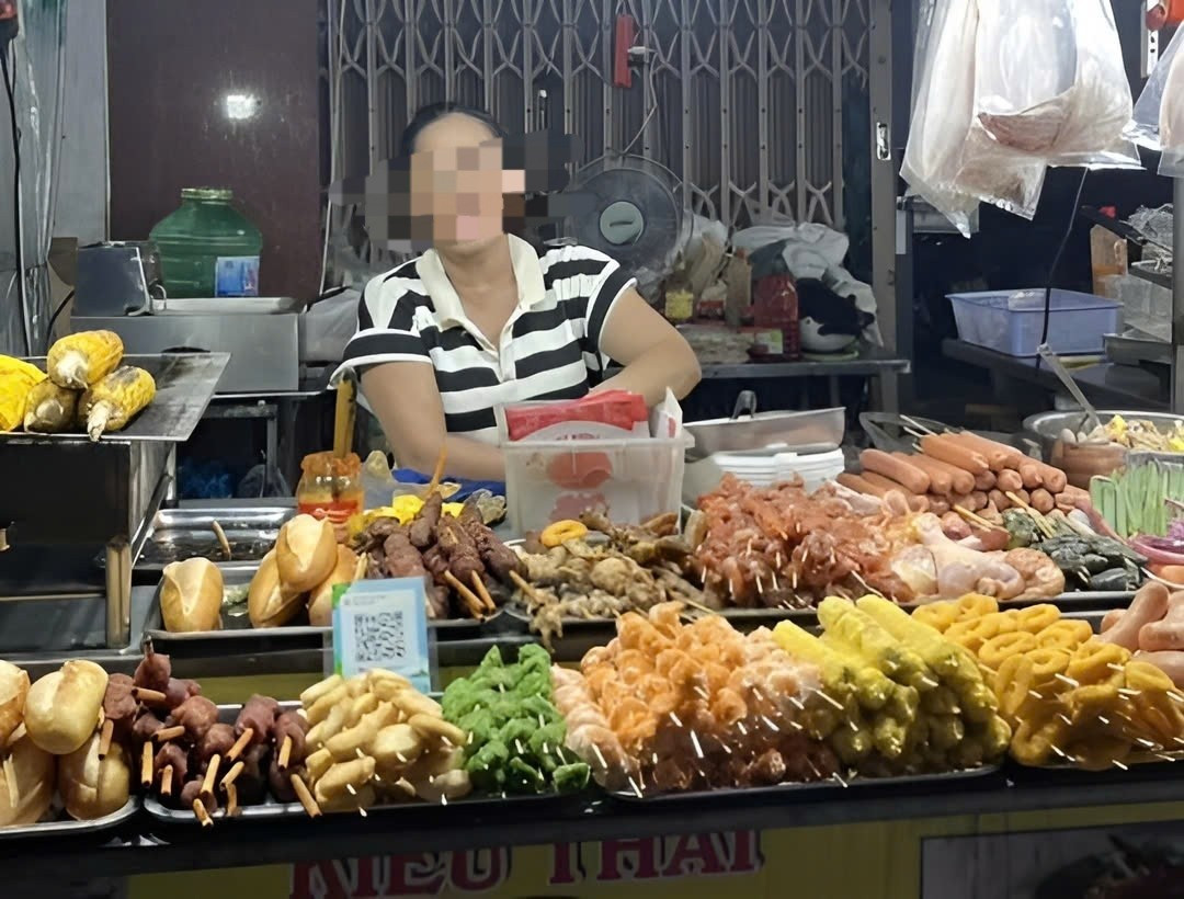 Xử phạt nữ chủ quán xiên nướng 'chặt chém' đoàn du khách Lào- Ảnh 1. Xử phạt nữ chủ quán xiên nướng 'chặt chém' đoàn du khách Lào- Ảnh 1.