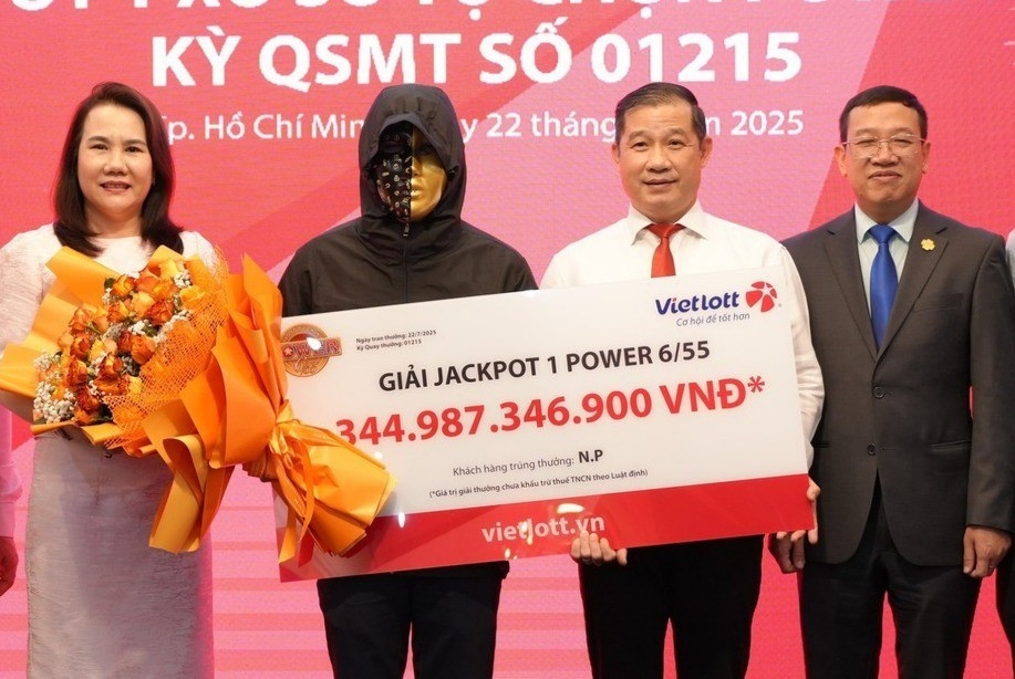 Chồng giấu vợ cả ngày khi biết tin trúng Vietlott gần 345 tỷ đồng- Ảnh 1. Chồng giấu vợ cả ngày khi biết tin trúng Vietlott gần 345 tỷ đồng- Ảnh 1.