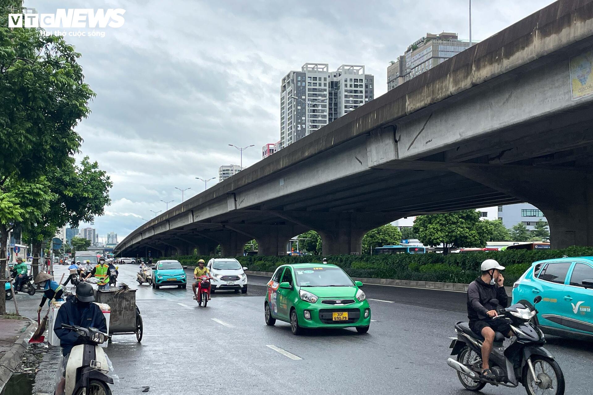 Đường phố Hà Nội vắng vẻ ngày bão số 3 Wipha đổ bộ- Ảnh 3. Đường phố Hà Nội vắng vẻ ngày bão số 3 Wipha đổ bộ- Ảnh 3.