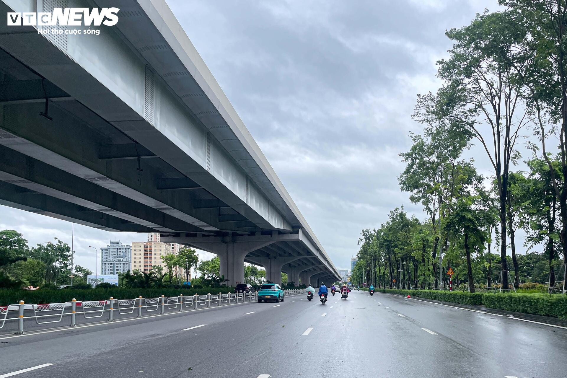 Đường phố Hà Nội vắng vẻ ngày bão số 3 Wipha đổ bộ- Ảnh 1. Đường phố Hà Nội vắng vẻ ngày bão số 3 Wipha đổ bộ- Ảnh 1.