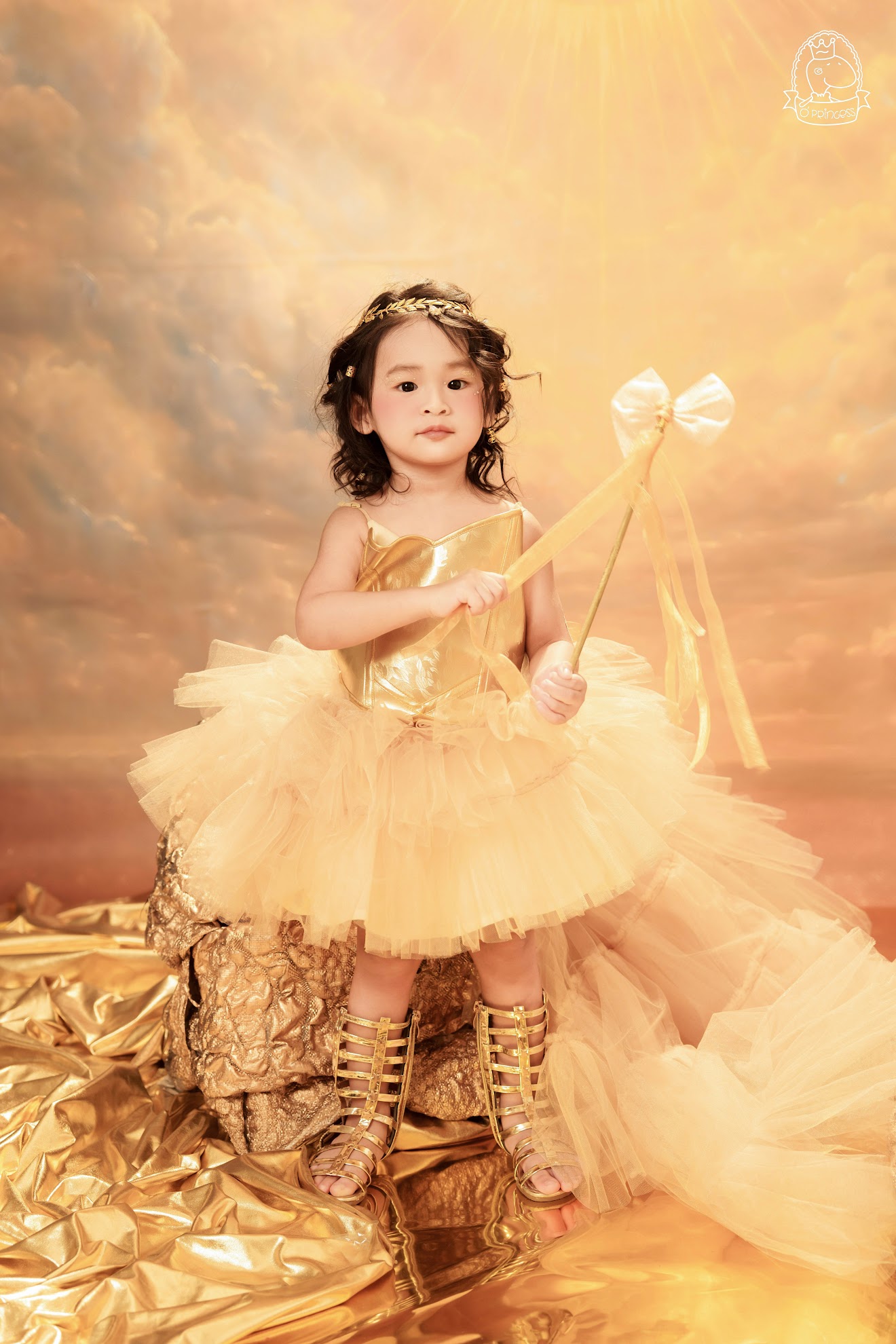 Con gái Á hậu xinh như búp bê, 2 tuổi đã catwalk dạn dĩ và nói được song ngữ- Ảnh 3.