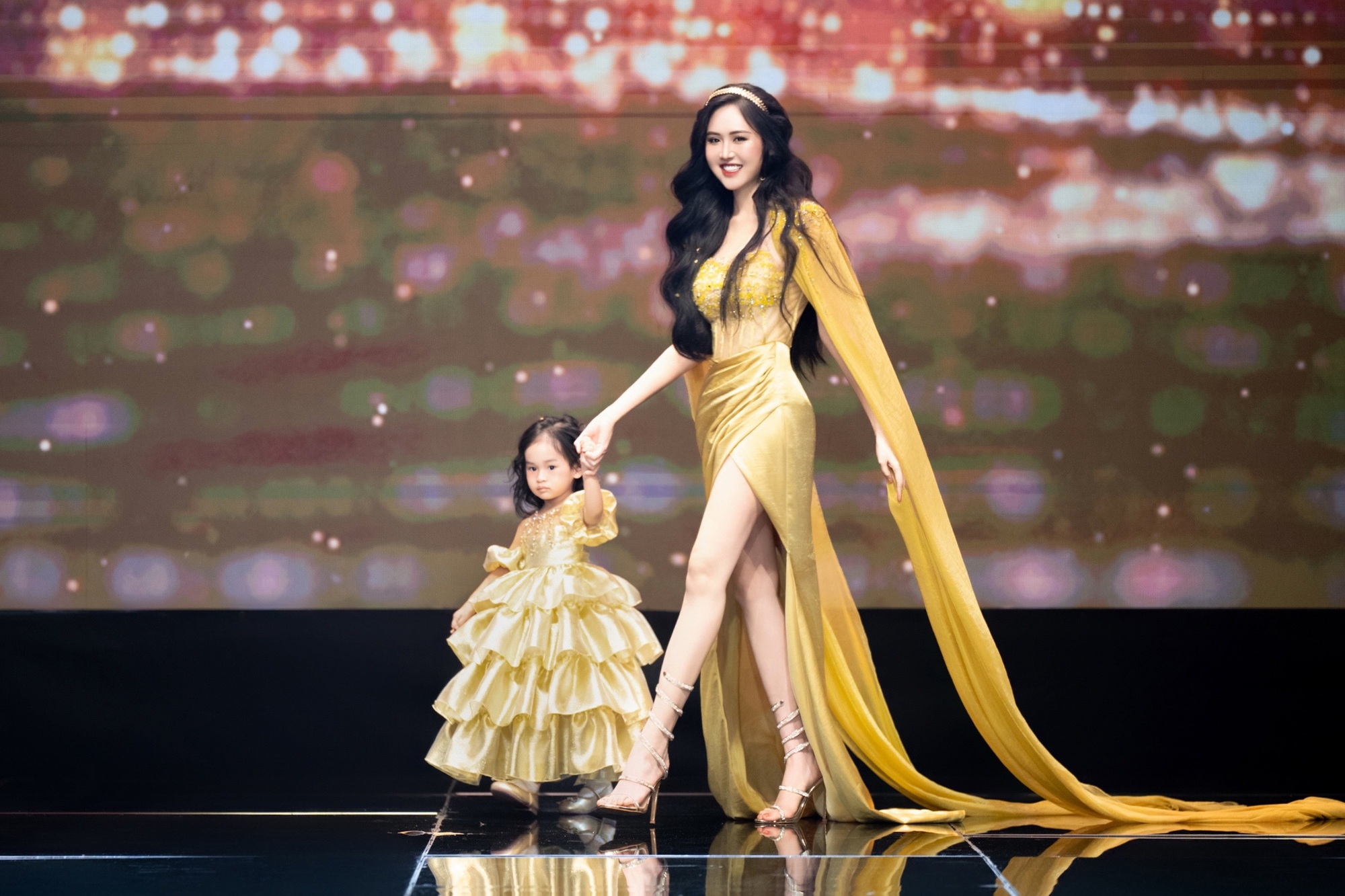 Con gái Á hậu xinh như búp bê, 2 tuổi đã catwalk dạn dĩ và nói được song ngữ- Ảnh 5.