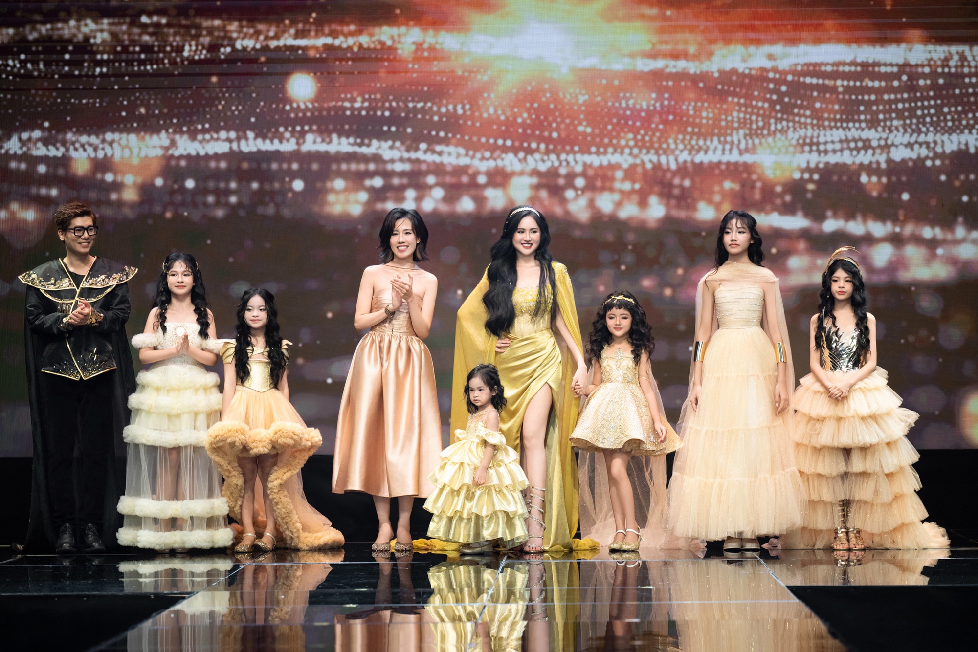 Con gái Á hậu xinh như búp bê, 2 tuổi đã catwalk dạn dĩ và nói được song ngữ- Ảnh 4.