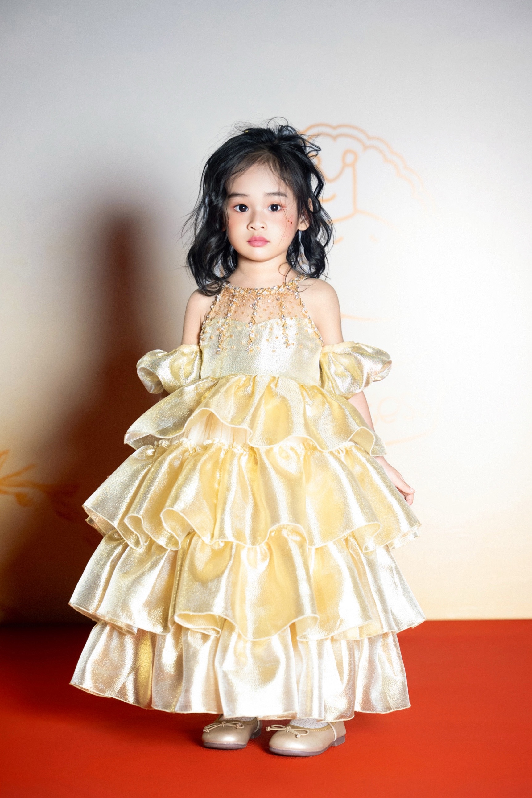 Con gái Á hậu xinh như búp bê, 2 tuổi đã catwalk dạn dĩ và nói được song ngữ- Ảnh 1.