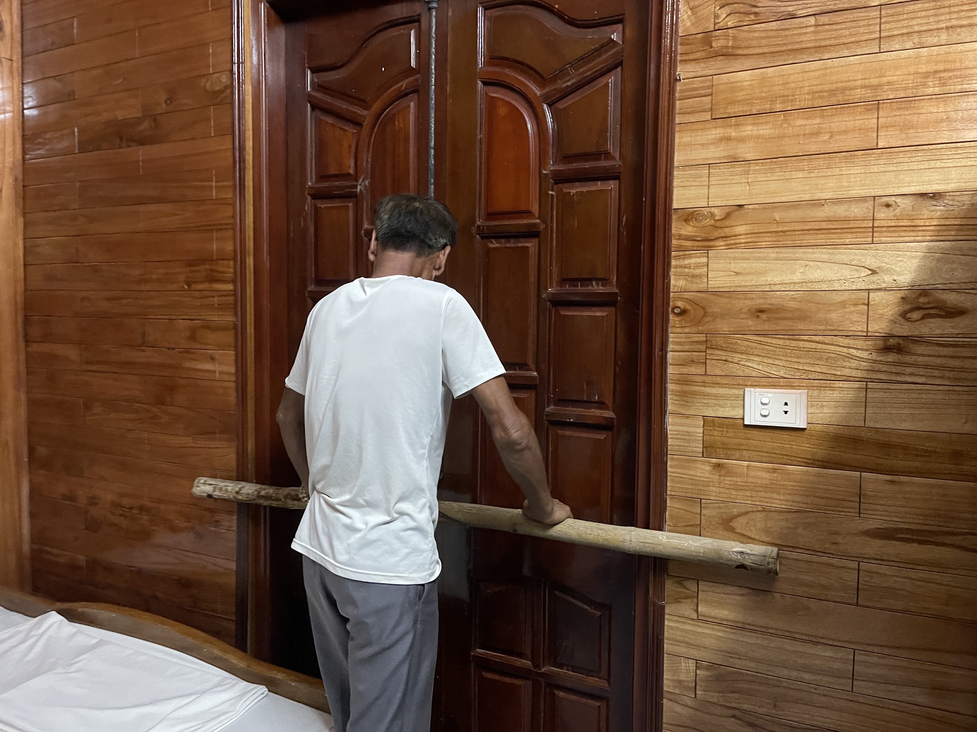 Ghi nhận trước giờ bão đổ bộ: Một tỉnh đình hoãn các cuộc họp chưa cần thiết, dân gia cố nhà cửa, lực lượng túc trực 24/24- Ảnh 11. Ghi nhận trước giờ bão đổ bộ: Một tỉnh đình hoãn các cuộc họp chưa cần thiết, dân gia cố nhà cửa, lực lượng túc trực 24/24- Ảnh 11.