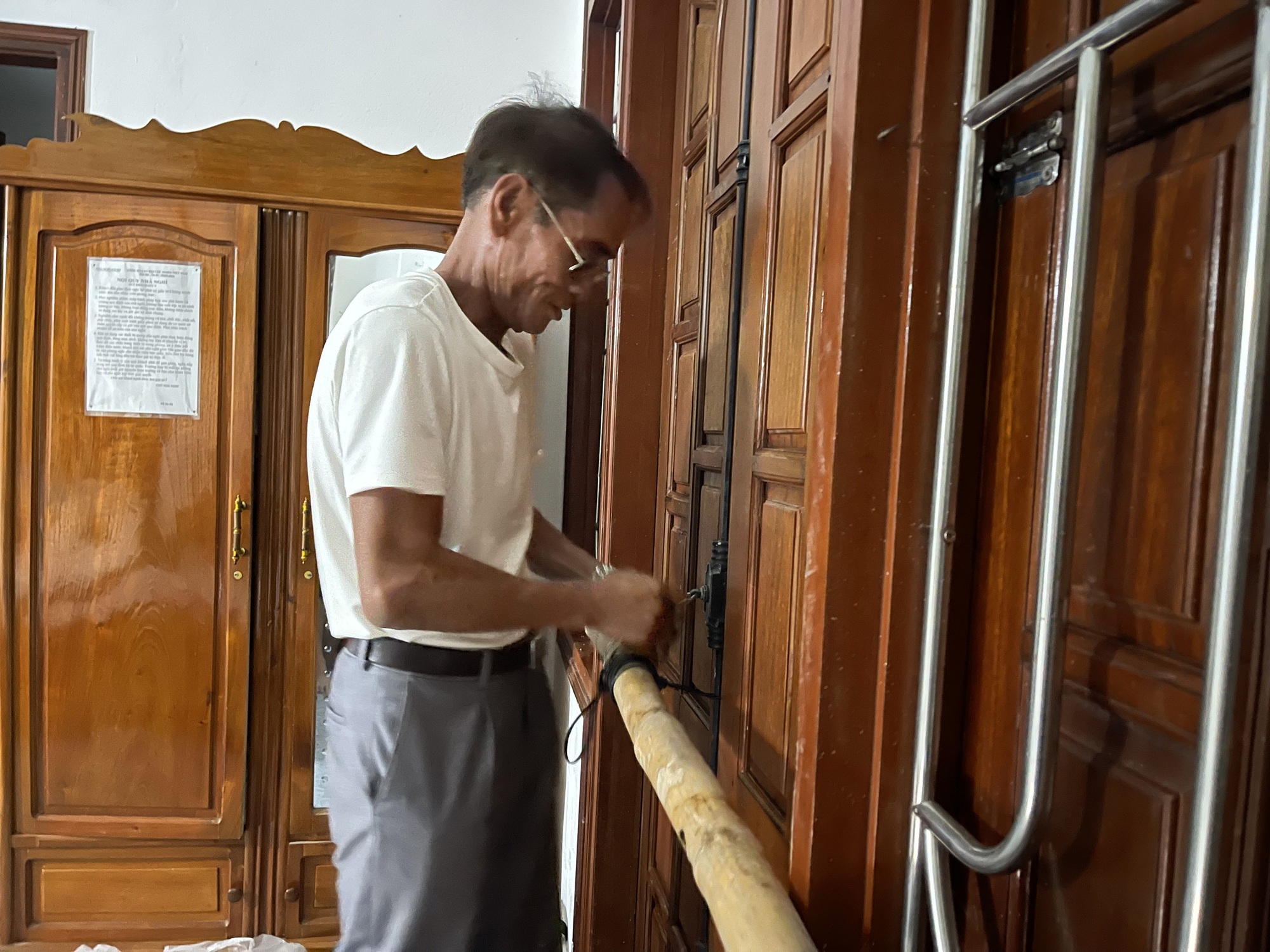 Ghi nhận trước giờ bão đổ bộ: Một tỉnh đình hoãn các cuộc họp chưa cần thiết, dân gia cố nhà cửa, lực lượng túc trực 24/24- Ảnh 12. Ghi nhận trước giờ bão đổ bộ: Một tỉnh đình hoãn các cuộc họp chưa cần thiết, dân gia cố nhà cửa, lực lượng túc trực 24/24- Ảnh 12.
