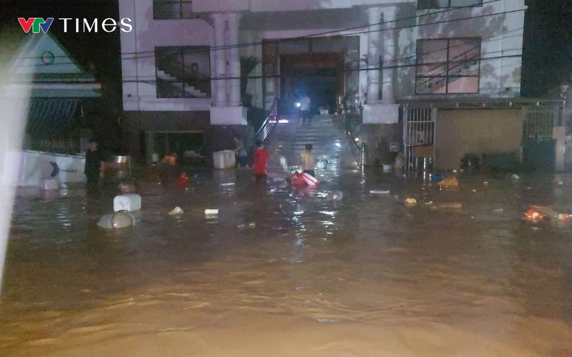 Nghệ An: Lũ lên nhanh khiến nhiều nơi chìm trong biển nước, đồ đạc trôi nổi khắp nơi, người dân chạy lũ trong đêm- Ảnh 1.