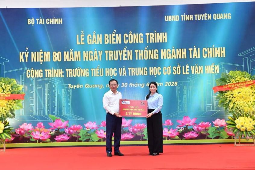Agribank phát huy vai trò “Ngân hàng vì cộng đồng”, hướng tới an sinh xã hội- Ảnh 3. Agribank phát huy vai trò “Ngân hàng vì cộng đồng”, hướng tới an sinh xã hội- Ảnh 3.