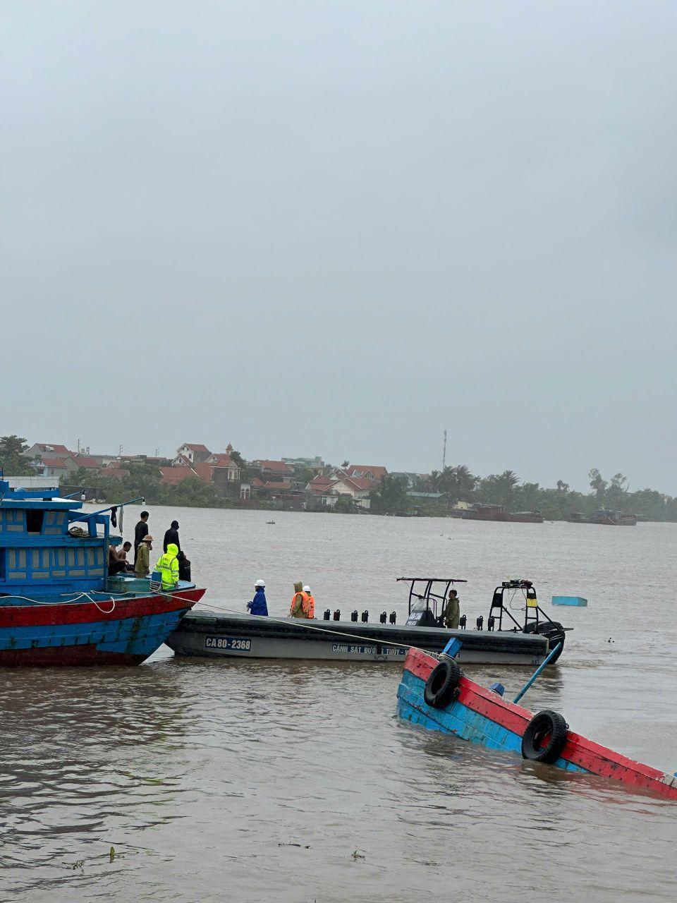 Hiện trường vụ gió lốc xô tàu chở 9 người lật chìm ở Quảng Ninh- Ảnh 5.