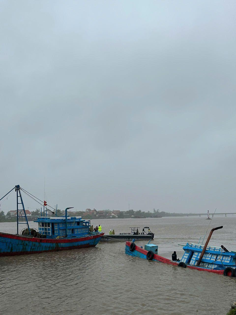 Hiện trường vụ gió lốc xô tàu chở 9 người lật chìm ở Quảng Ninh- Ảnh 3.