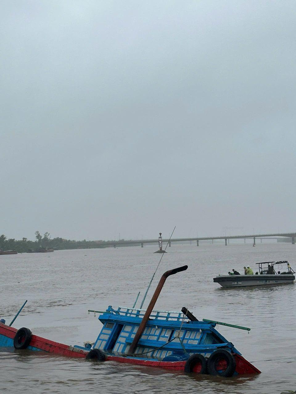 Hiện trường vụ gió lốc xô tàu chở 9 người lật chìm ở Quảng Ninh- Ảnh 2.