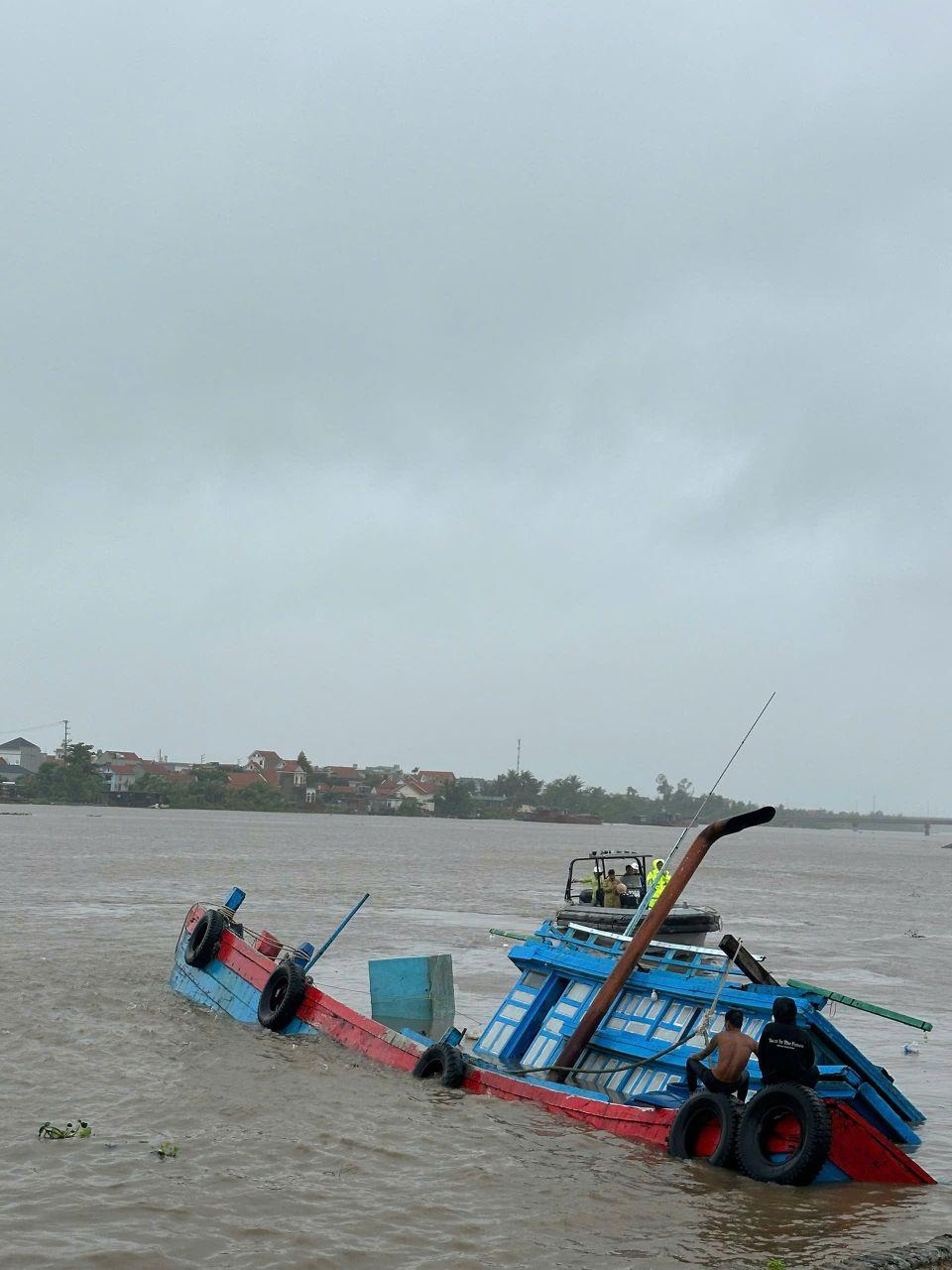 Hiện trường vụ gió lốc xô tàu chở 9 người lật chìm ở Quảng Ninh- Ảnh 1.