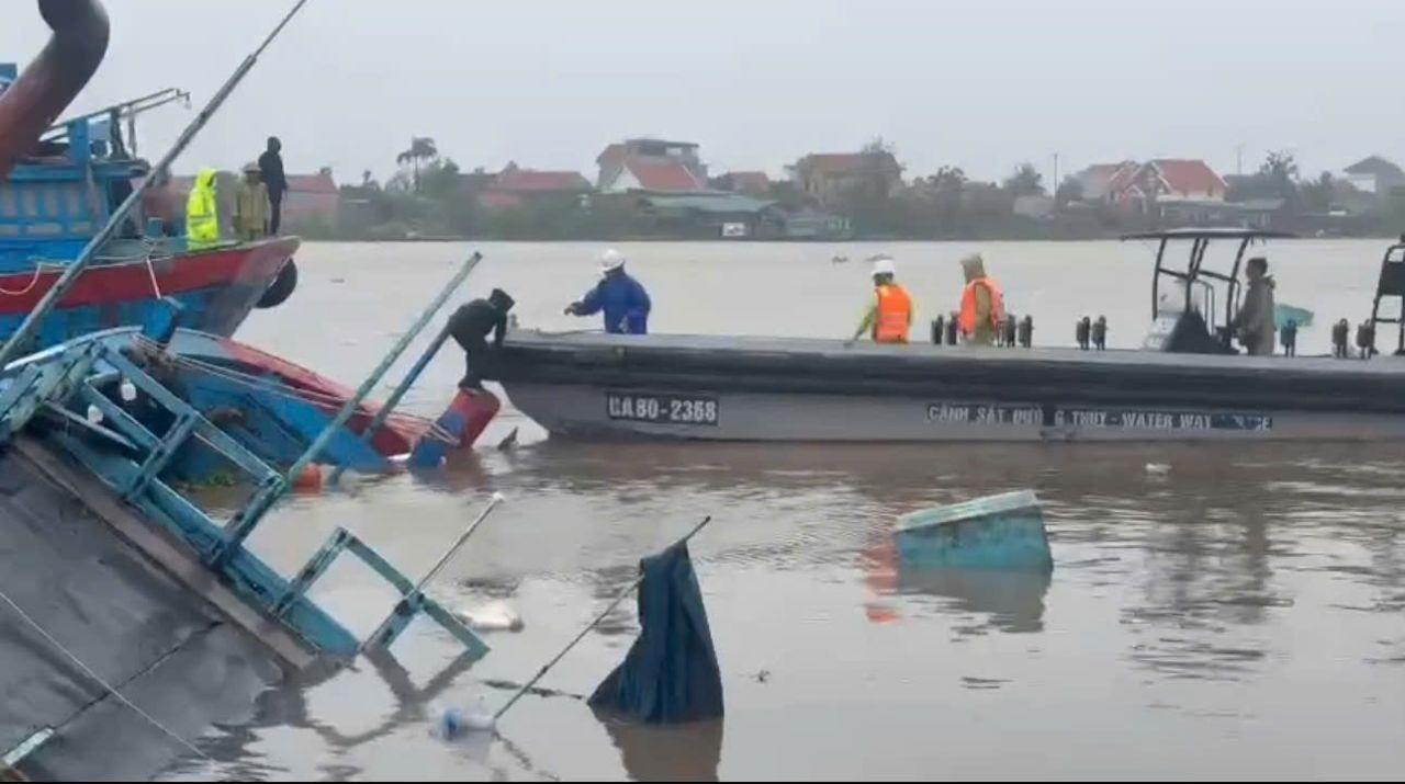 Hiện trường vụ gió lốc xô tàu chở 9 người lật chìm ở Quảng Ninh- Ảnh 7.