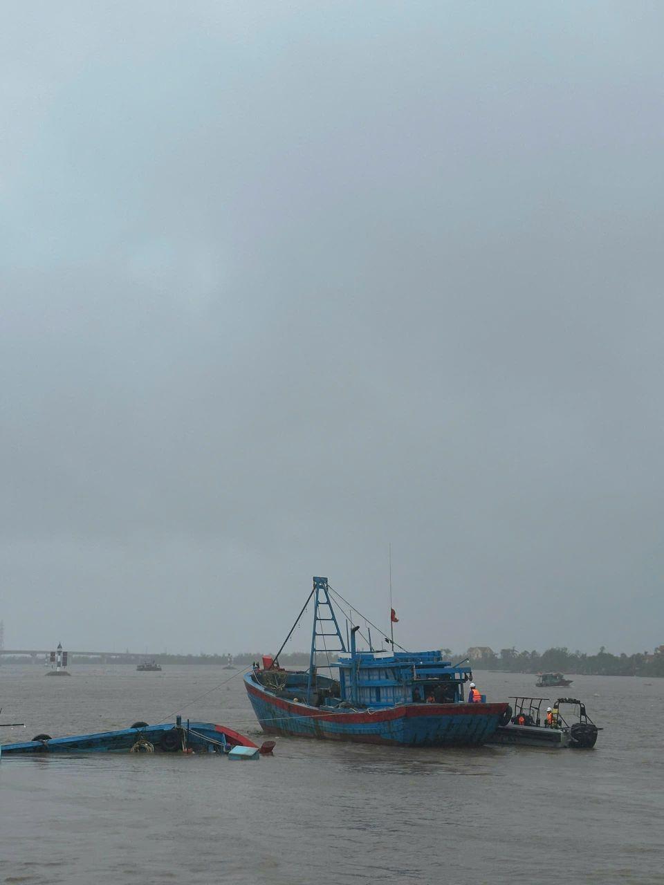 Hiện trường vụ gió lốc xô tàu chở 9 người lật chìm ở Quảng Ninh- Ảnh 6.