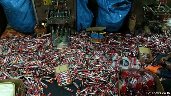 Đột kích một nhà kho, công an triệt phá đường dây sản xuất cà phê Nescafé giả quy mô hàng tỷ đồng, tịch thu hơn 300.000 sản phẩm- Ảnh 2. Đột kích một nhà kho, công an triệt phá đường dây sản xuất cà phê Nescafé giả quy mô hàng tỷ đồng, tịch thu hơn 300.000 sản phẩm- Ảnh 2.