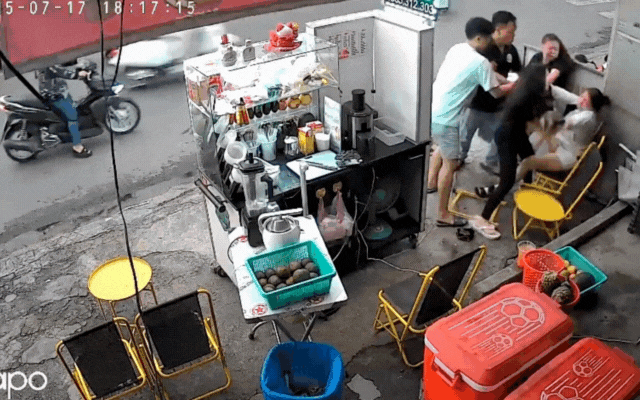 Người phụ nữ bị nhóm người chửi bới, lao vào đánh hội đồng ở TP.HCM: Nguồn cơn từ 1 cuộc điện thoại- Ảnh 1.