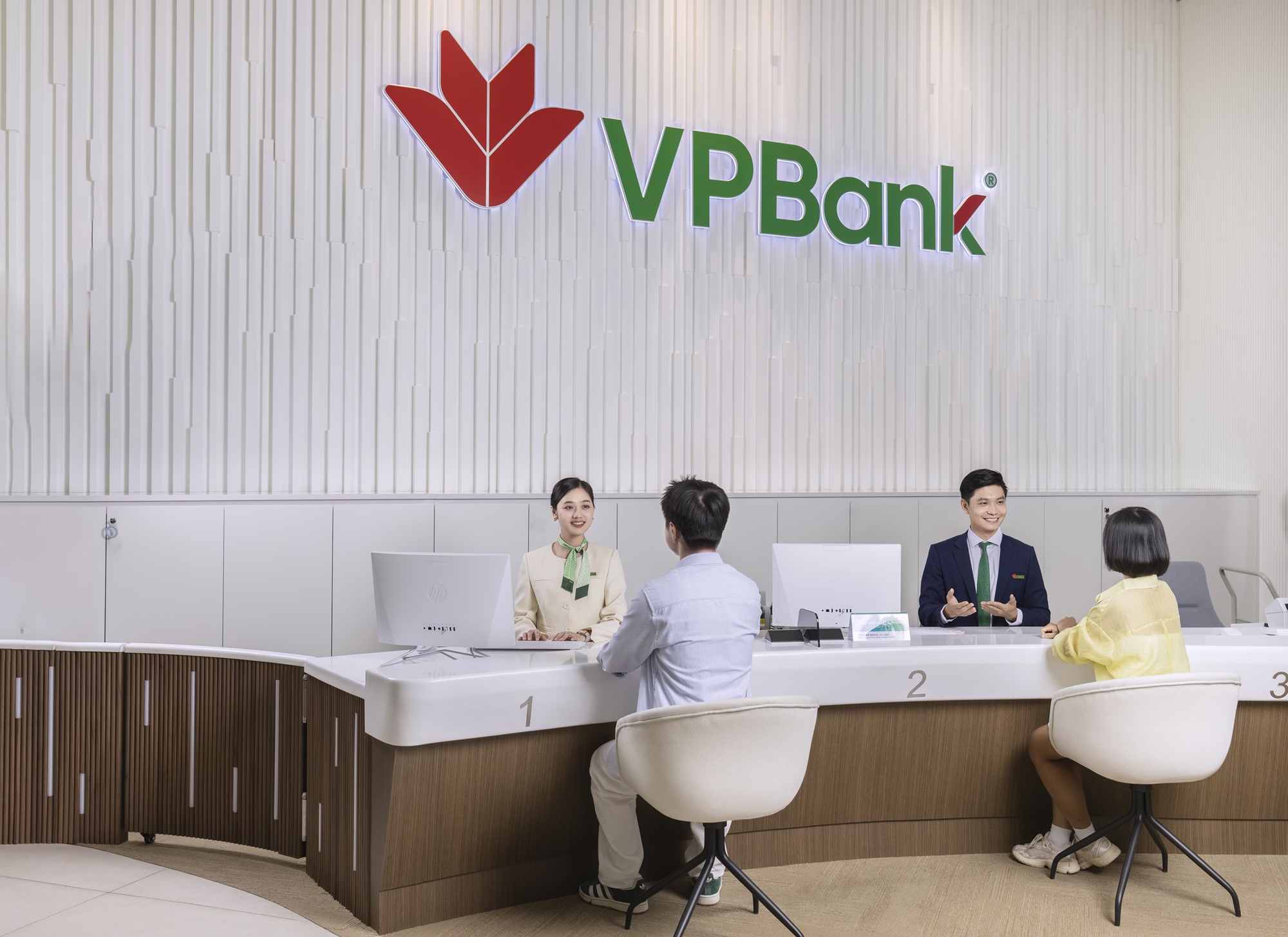 VPBank lập kỷ lục mới trong nhóm ngân hàng tư nhân: Tổng tài sản vượt 1,1 triệu tỷ đồng, CASA tăng trưởng 40% trong 6 tháng đầu năm- Ảnh 1. VPBank lập kỷ lục mới trong nhóm ngân hàng tư nhân: Tổng tài sản vượt 1,1 triệu tỷ đồng, CASA tăng trưởng 40% trong 6 tháng đầu năm- Ảnh 1.