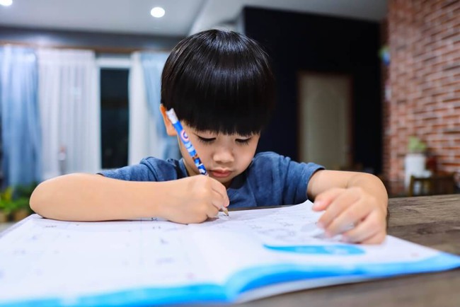 Dắt con đi học thêm tiếng Anh, bà mẹ TP.HCM ngỡ ngàng vì liên tục bị các cô từ chối, lý do khiến hội phụ huynh tranh cãi nảy lửa- Ảnh 1.