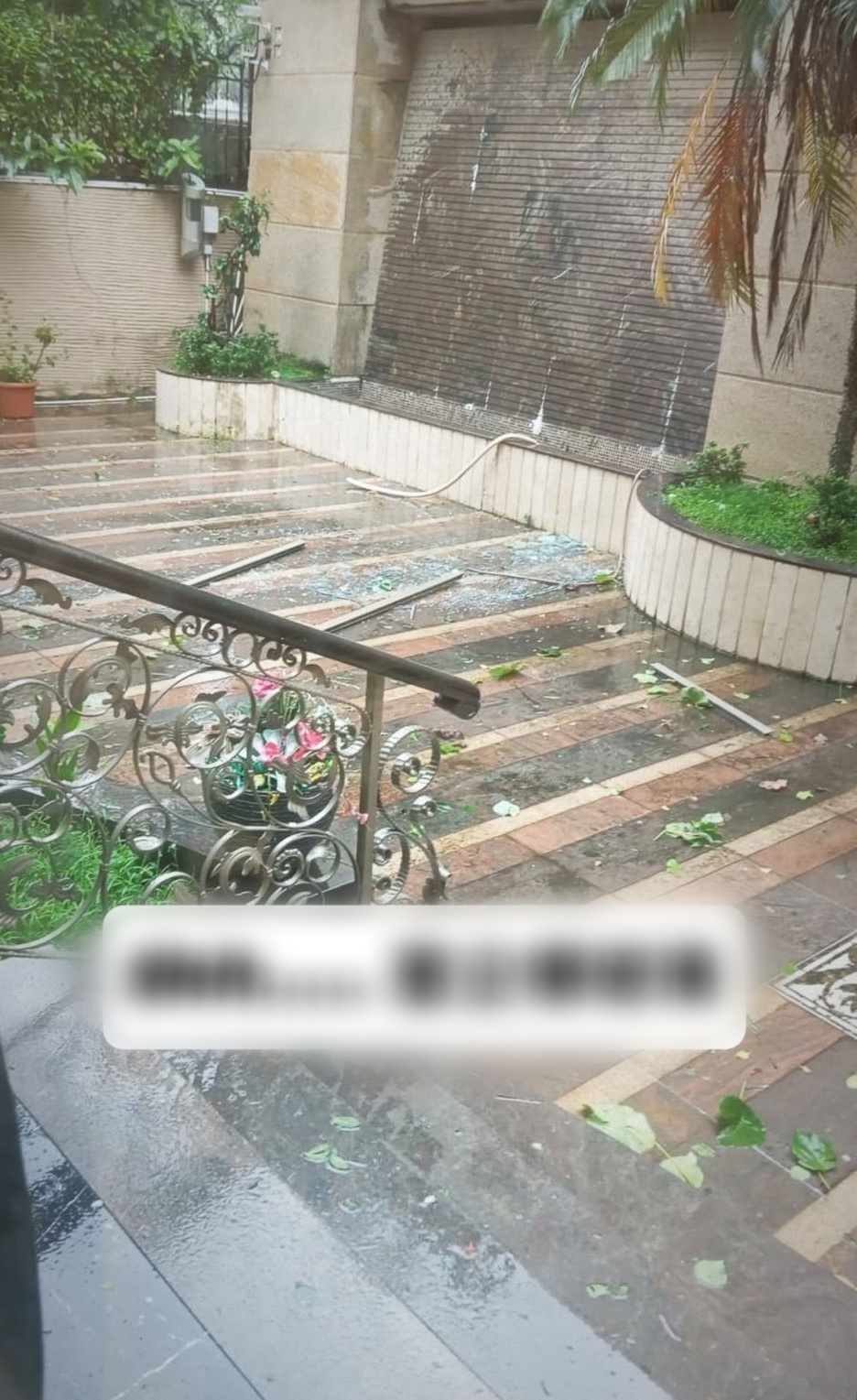 Nam diễn viên 8X bàng hoàng cảnh nhà tan nát, cửa kính vỡ tung, đồ đạc bị bão Wipha cuốn phăng- Ảnh 2. Nam diễn viên 8X bàng hoàng cảnh nhà tan nát, cửa kính vỡ tung, đồ đạc bị bão Wipha cuốn phăng- Ảnh 2.