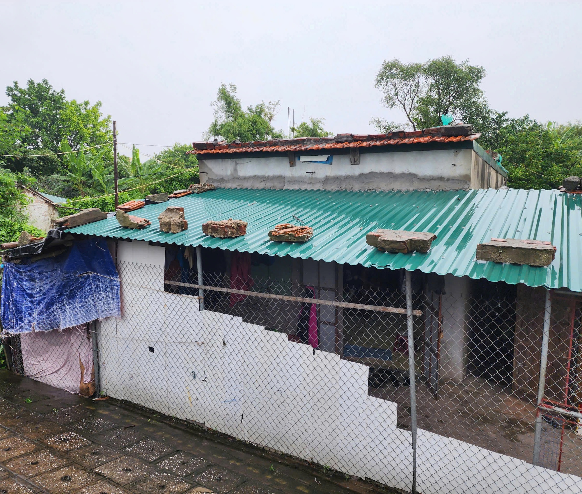 Ghi nhận trước giờ bão đổ bộ: Một tỉnh đình hoãn các cuộc họp chưa cần thiết, dân gia cố nhà cửa, lực lượng túc trực 24/24- Ảnh 6. Ghi nhận trước giờ bão đổ bộ: Một tỉnh đình hoãn các cuộc họp chưa cần thiết, dân gia cố nhà cửa, lực lượng túc trực 24/24- Ảnh 6.