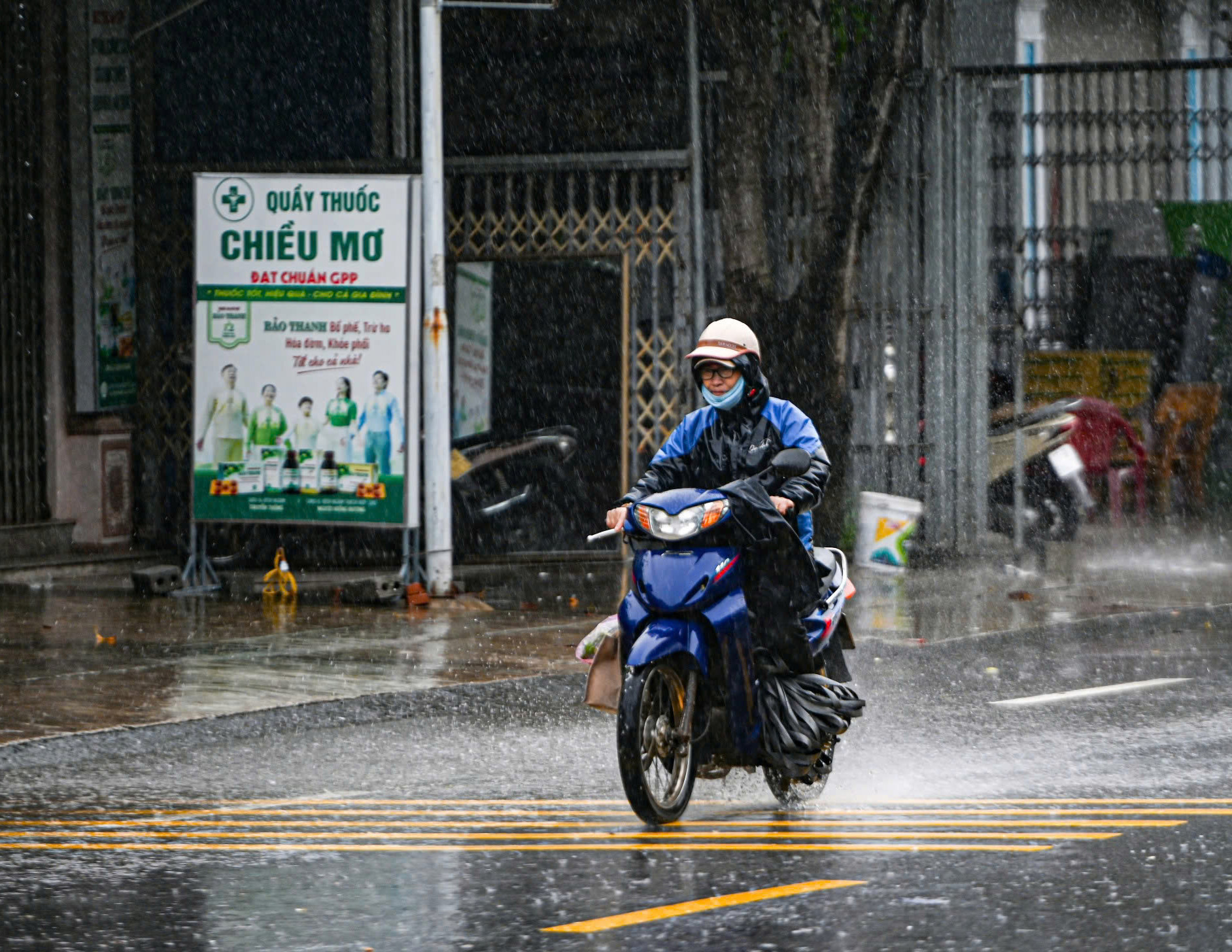 Ghi nhận trước giờ bão đổ bộ: Một tỉnh đình hoãn các cuộc họp chưa cần thiết, dân gia cố nhà cửa, lực lượng túc trực 24/24- Ảnh 1. Ghi nhận trước giờ bão đổ bộ: Một tỉnh đình hoãn các cuộc họp chưa cần thiết, dân gia cố nhà cửa, lực lượng túc trực 24/24- Ảnh 1.