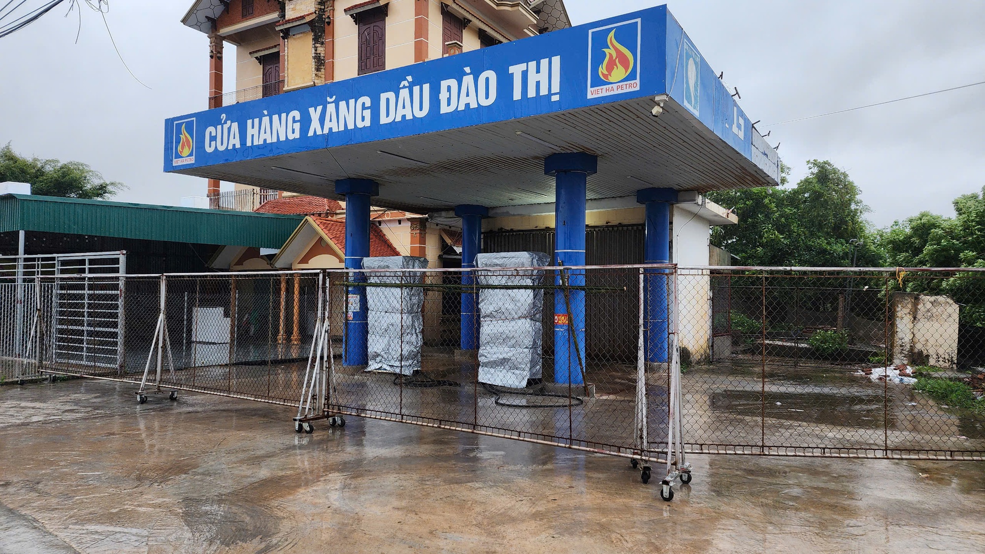 Ghi nhận trước giờ bão đổ bộ: Một tỉnh đình hoãn các cuộc họp chưa cần thiết, dân gia cố nhà cửa, lực lượng túc trực 24/24- Ảnh 8. Ghi nhận trước giờ bão đổ bộ: Một tỉnh đình hoãn các cuộc họp chưa cần thiết, dân gia cố nhà cửa, lực lượng túc trực 24/24- Ảnh 8.