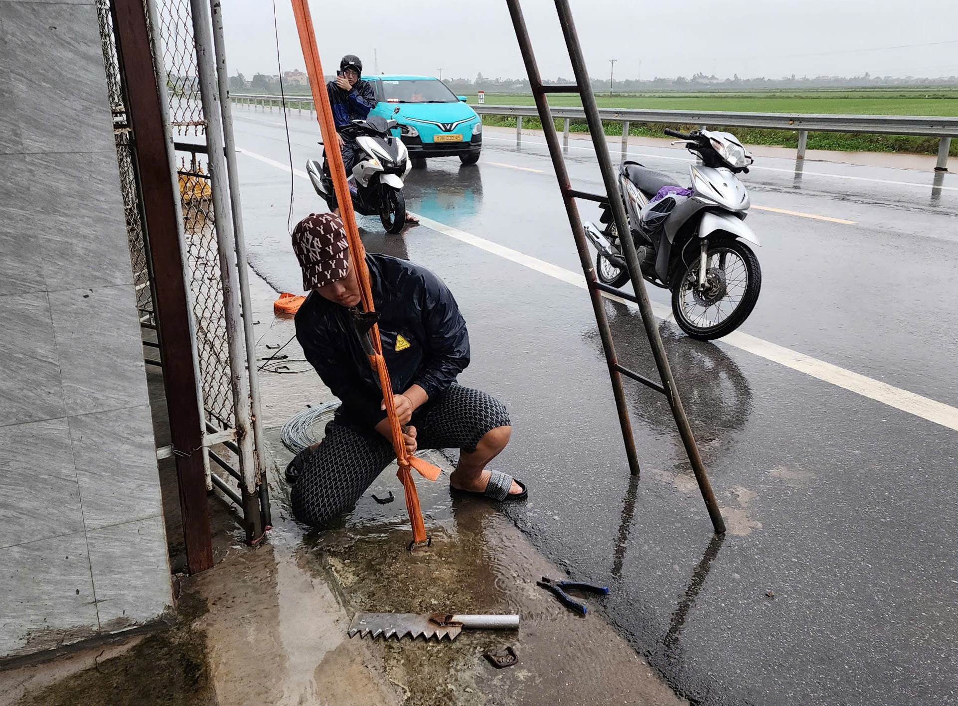 Ghi nhận trước giờ bão đổ bộ: Một tỉnh đình hoãn các cuộc họp chưa cần thiết, dân gia cố nhà cửa, lực lượng túc trực 24/24- Ảnh 2. Ghi nhận trước giờ bão đổ bộ: Một tỉnh đình hoãn các cuộc họp chưa cần thiết, dân gia cố nhà cửa, lực lượng túc trực 24/24- Ảnh 2.