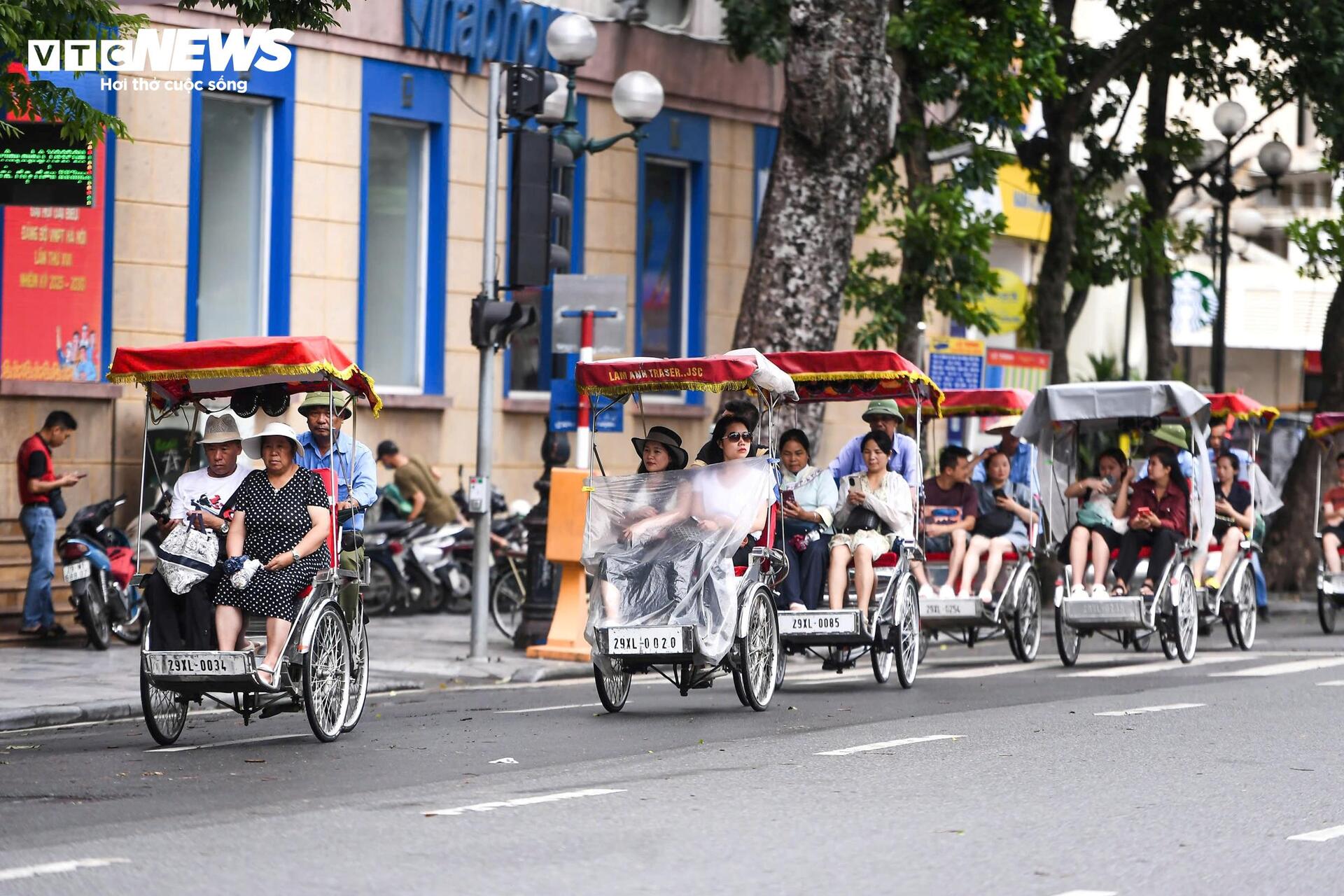 Đường phố Hà Nội vắng vẻ ngày bão số 3 Wipha đổ bộ- Ảnh 7. Đường phố Hà Nội vắng vẻ ngày bão số 3 Wipha đổ bộ- Ảnh 7.