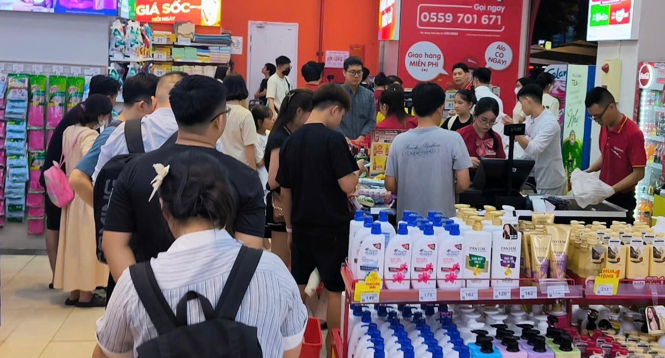 Người Hà Nội tất bật đi chợ, nhiều quầy hàng hết sớm ngày bão- Ảnh 3. Người Hà Nội tất bật đi chợ, nhiều quầy hàng hết sớm ngày bão- Ảnh 3.