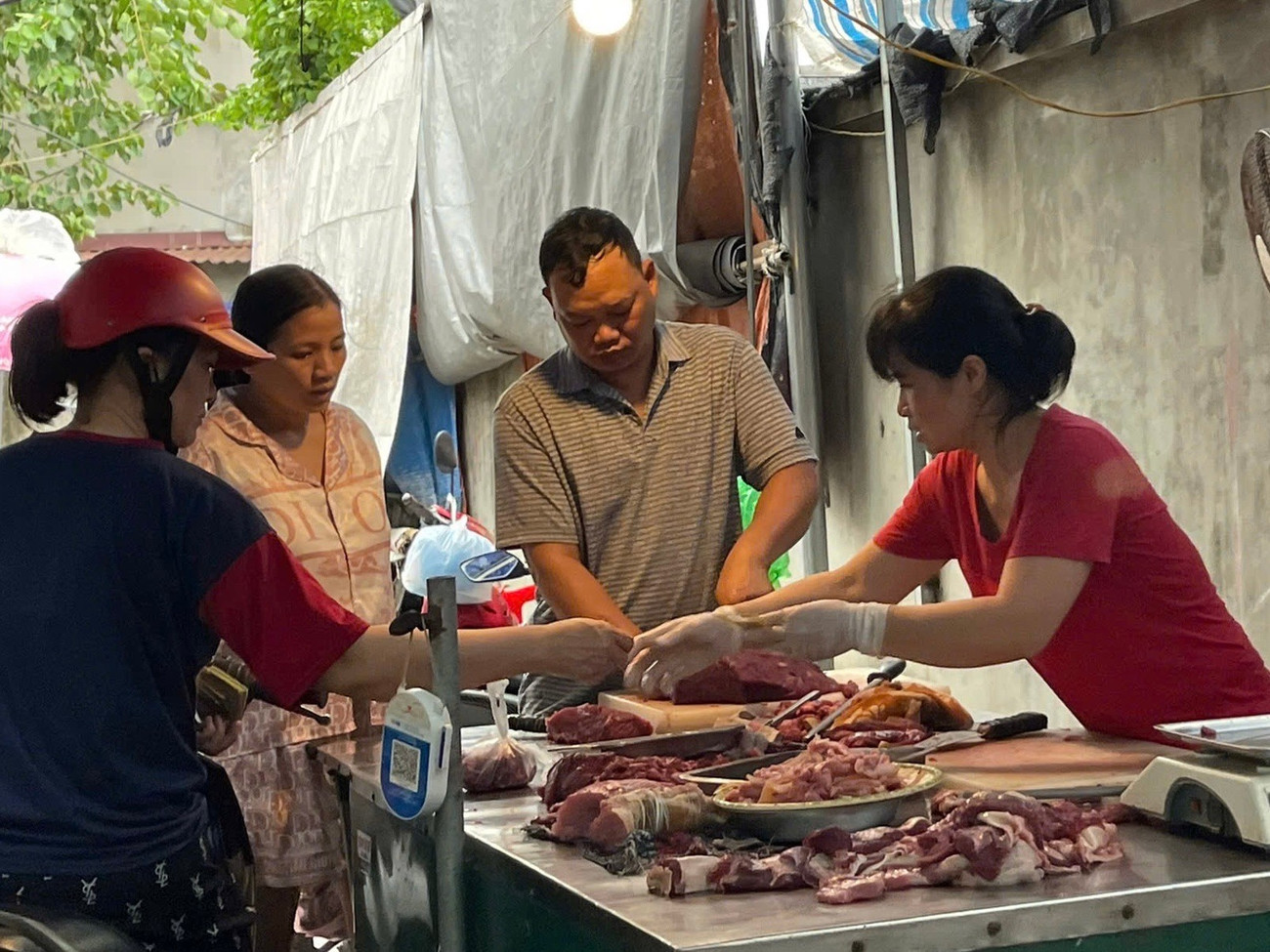 Người Hà Nội tất bật đi chợ, nhiều quầy hàng hết sớm ngày bão- Ảnh 1. Người Hà Nội tất bật đi chợ, nhiều quầy hàng hết sớm ngày bão- Ảnh 1.