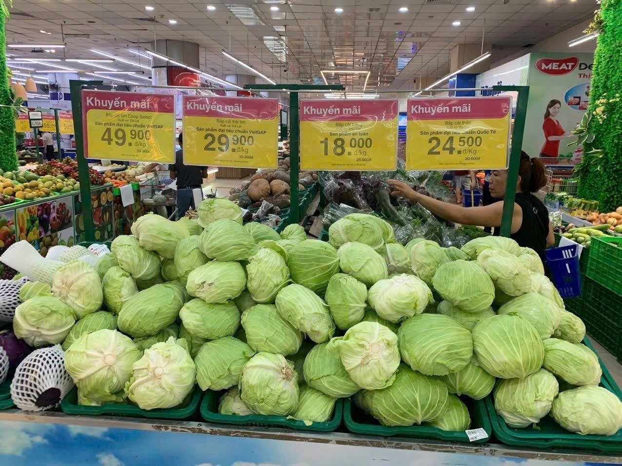 Người Hà Nội tất bật đi chợ, nhiều quầy hàng hết sớm ngày bão- Ảnh 6. Người Hà Nội tất bật đi chợ, nhiều quầy hàng hết sớm ngày bão- Ảnh 6.