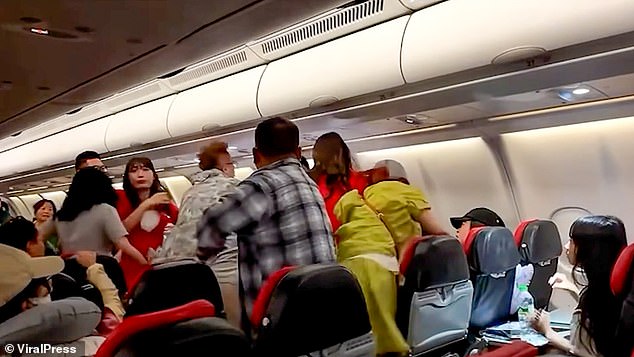 Nhóm khách nữ hùng hổ đánh người giữa chuyến bay vì bị nhắc giữ trật tự sau khi tắt đèn- Ảnh 1. Nhóm khách nữ hùng hổ đánh người giữa chuyến bay vì bị nhắc giữ trật tự sau khi tắt đèn- Ảnh 1.