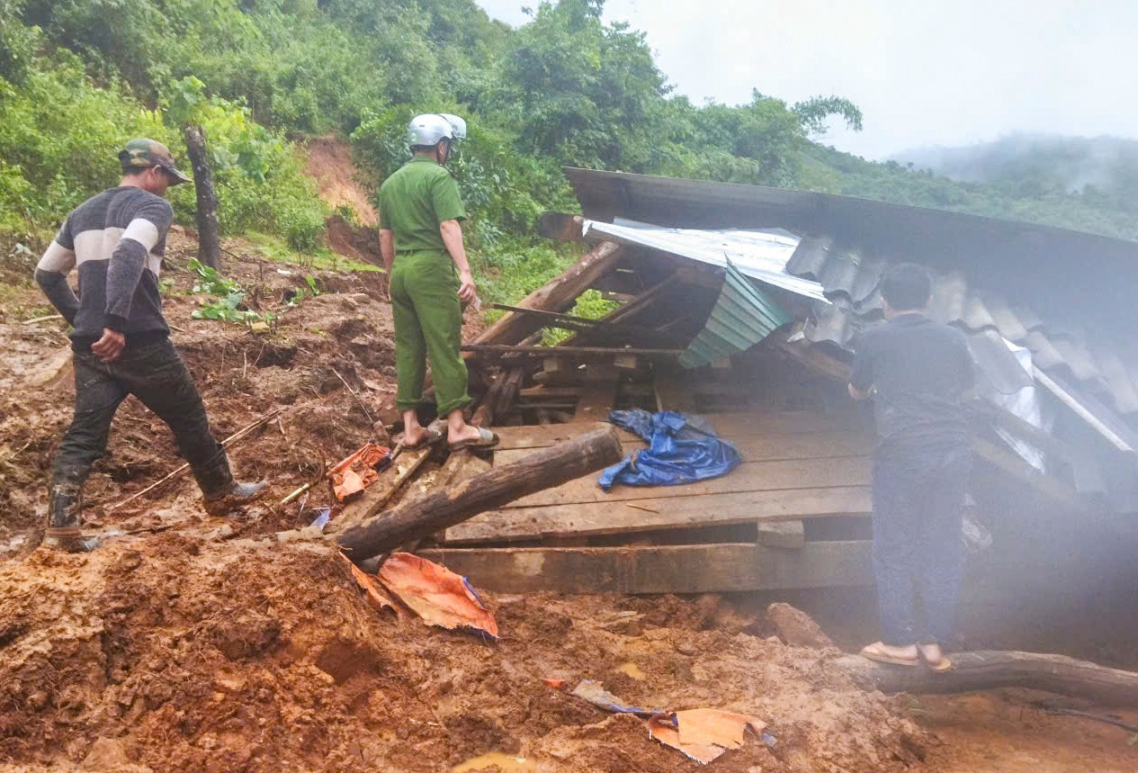 Những hình ảnh kinh hoàng trong trận lũ lịch sử ở miền Tây Nghệ An- Ảnh 9. Những hình ảnh kinh hoàng trong trận lũ lịch sử ở miền Tây Nghệ An- Ảnh 9.