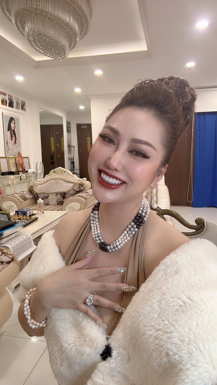 Nữ nghệ sĩ là mẹ đơn thân được đại gia yêu say đắm, đưa về ra mắt gia đình, thăm nhà máy 3 hécta- Ảnh 1. Nữ nghệ sĩ là mẹ đơn thân được đại gia yêu say đắm, đưa về ra mắt gia đình, thăm nhà máy 3 hécta- Ảnh 1.