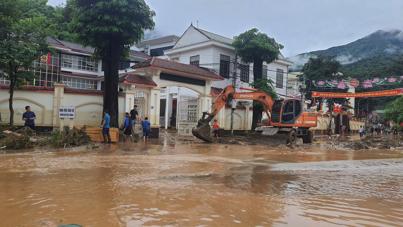 Những hình ảnh kinh hoàng trong trận lũ lịch sử ở miền Tây Nghệ An- Ảnh 12. Những hình ảnh kinh hoàng trong trận lũ lịch sử ở miền Tây Nghệ An- Ảnh 12.