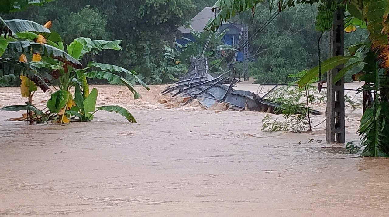 Người dân chờ vớt tài sản bị nước lũ cuốn trôi trong đêm- Ảnh 14.