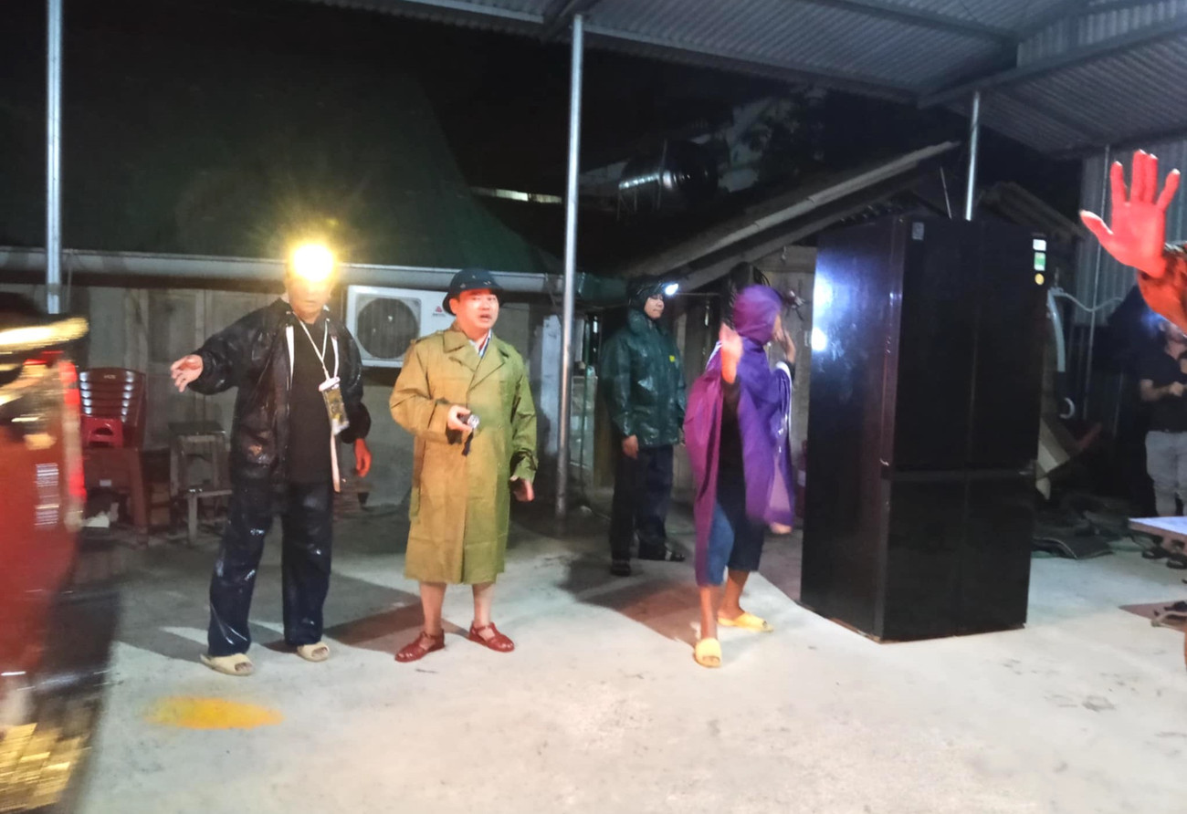 Người dân chờ vớt tài sản bị nước lũ cuốn trôi trong đêm- Ảnh 1.