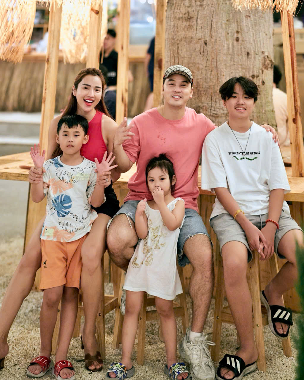 Nam ca sĩ Việt nổi tiếng "lo sốt sắng" khi con riêng của vợ chuẩn bị đoàn tụ với bố đẻ- Ảnh 1. Nam ca sĩ Việt nổi tiếng "lo sốt sắng" khi con riêng của vợ chuẩn bị đoàn tụ với bố đẻ- Ảnh 1.