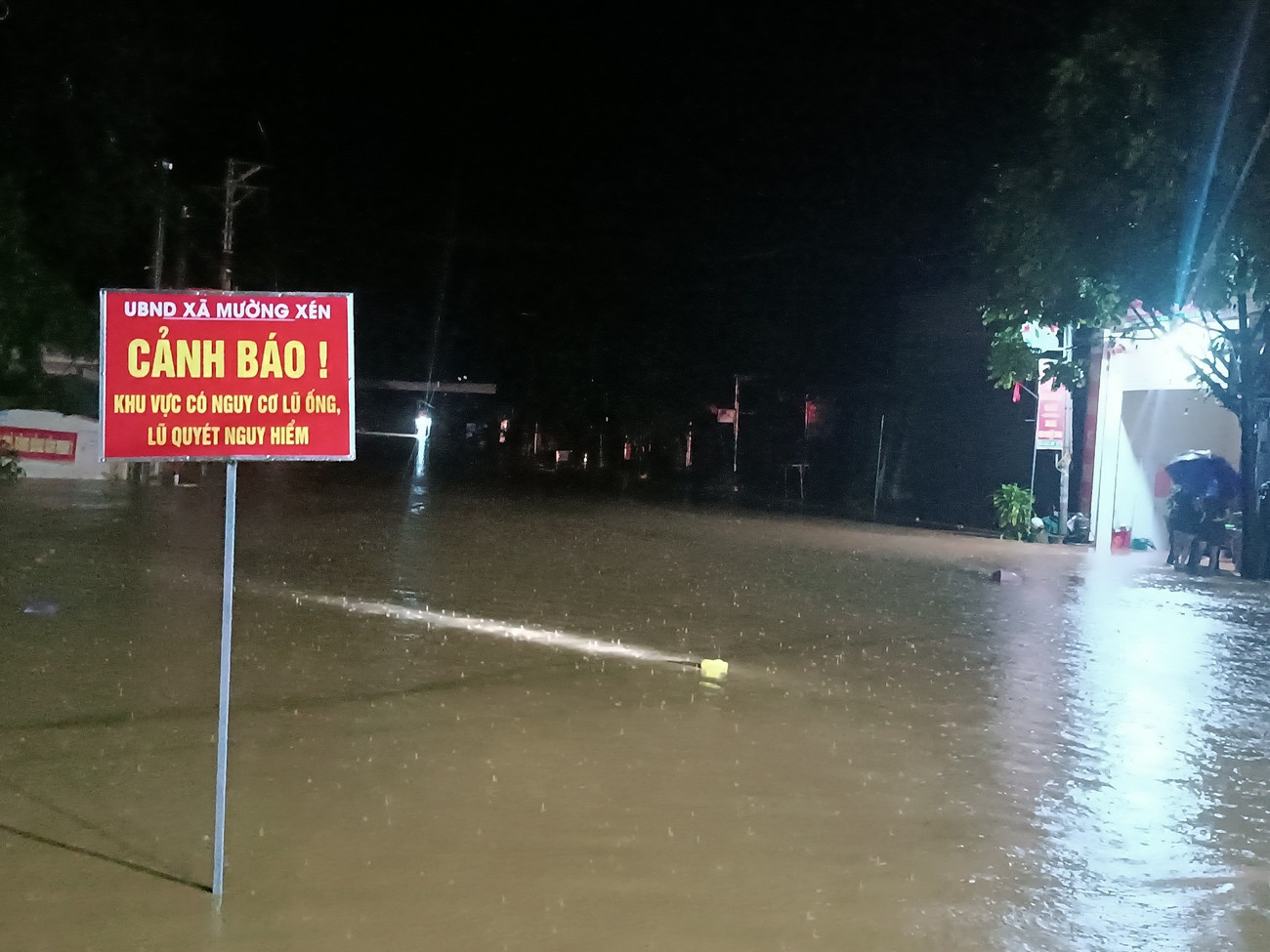 Người dân chờ vớt tài sản bị nước lũ cuốn trôi trong đêm- Ảnh 2.