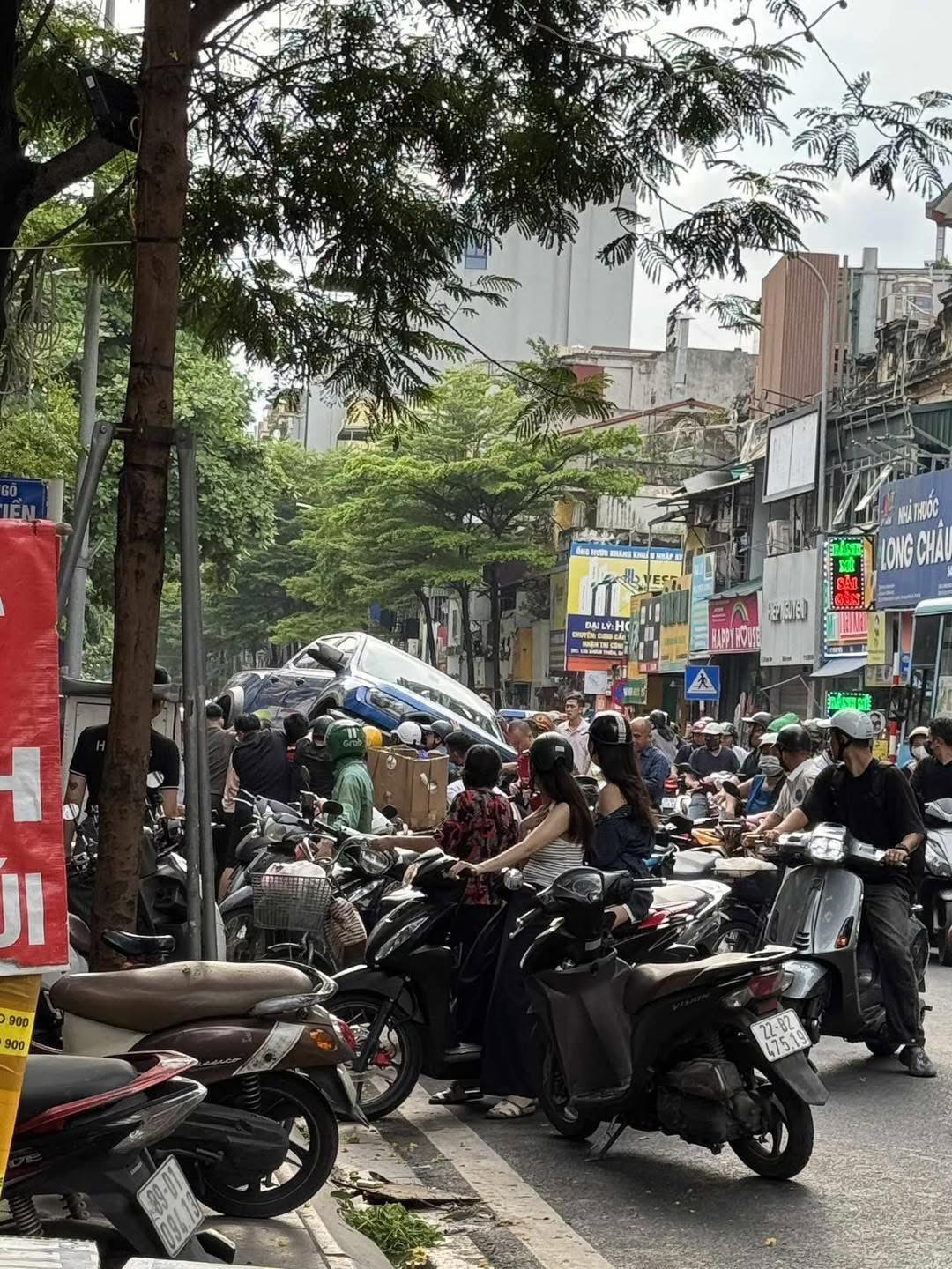 Hà Nội: Cận cảnh xe bán tải lao lên vỉa hè phố Khâm Thiên, chồm lên nhiều xe máy, người dân hoảng loạn- Ảnh 1. Hà Nội: Cận cảnh xe bán tải lao lên vỉa hè phố Khâm Thiên, chồm lên nhiều xe máy, người dân hoảng loạn- Ảnh 1.