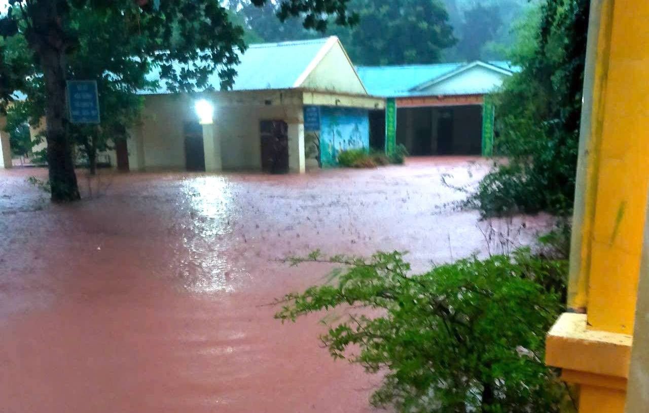 Người dân chờ vớt tài sản bị nước lũ cuốn trôi trong đêm- Ảnh 10.