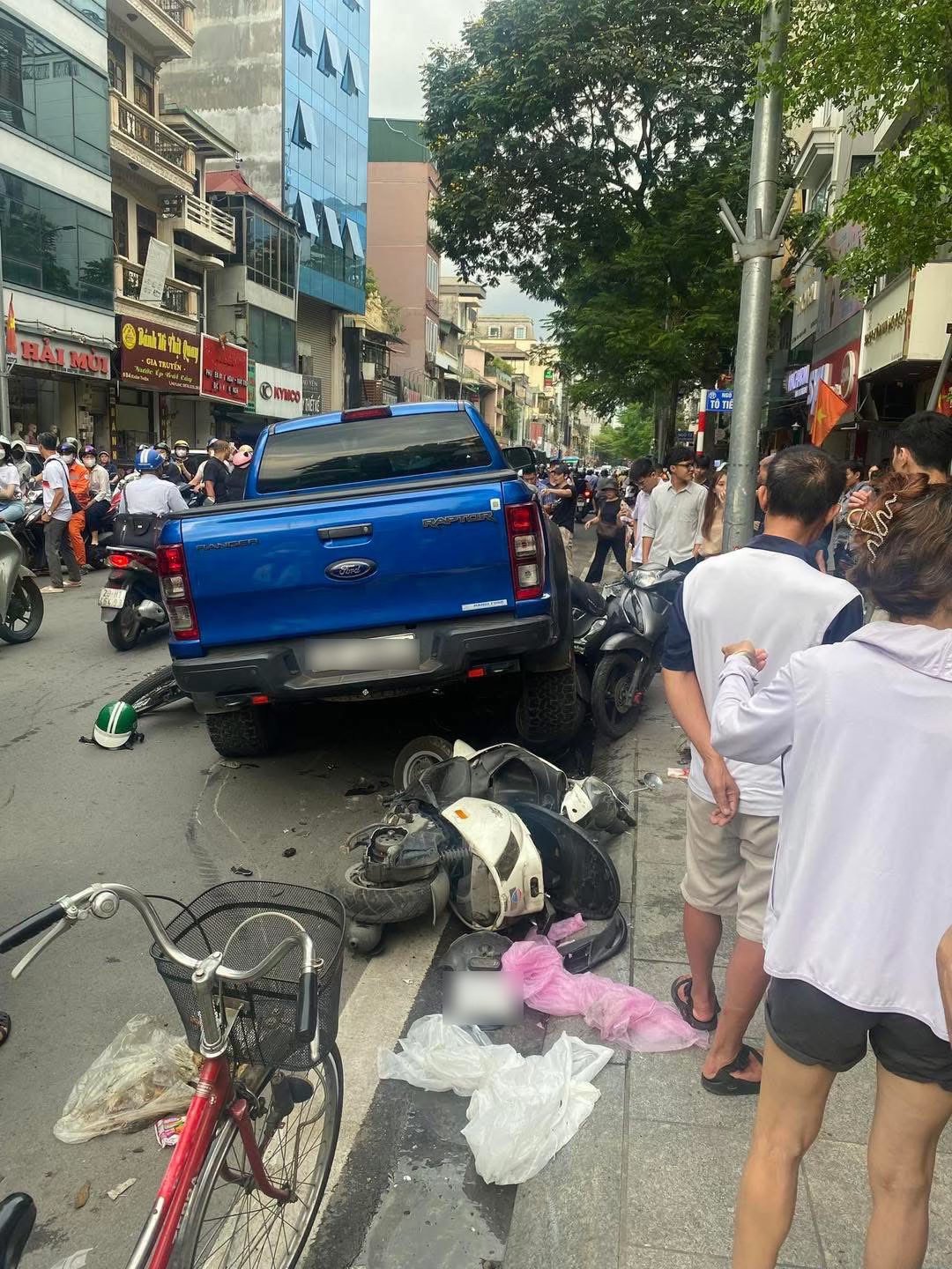 Hà Nội: Cận cảnh xe bán tải lao lên vỉa hè phố Khâm Thiên, chồm lên nhiều xe máy, người dân hoảng loạn- Ảnh 2. Hà Nội: Cận cảnh xe bán tải lao lên vỉa hè phố Khâm Thiên, chồm lên nhiều xe máy, người dân hoảng loạn- Ảnh 2.